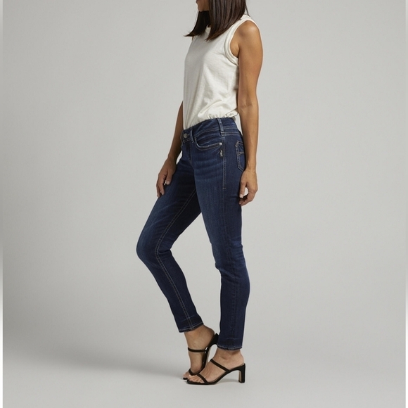 SILVER Suki Super Stretch Mid Rise Relaxed Hip & Thigh Skinny Leg Dark Wash Jean - Picture 16 of 16
